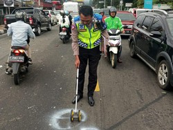 Detik-detik Mobil Tabrak 2 Truk TNI di Puncak Bogor