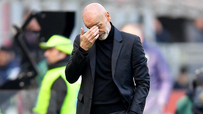 Soccer Football - Serie A - AC Milan v Sassuolo - San Siro, Milan, Italy - January 29, 2023 AC Milan coach Stefano Pioli looks dejected REUTERS/Daniele Mascolo