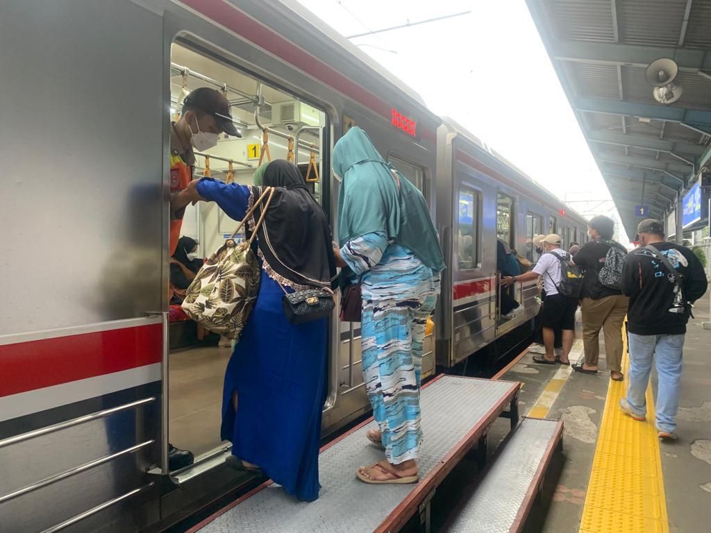 Penumpang KRL Harap Tangga Dipasang di Sepanjang Peron Stasiun Tebet Penumpang KRL Harap Tangga Dipasang di Sepanjang Peron Stasiun Tebet