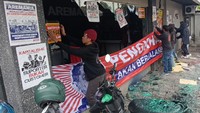 Mereka menuntut manajemen Tim Arema FC agar bertanggung jawab secara moral atas tragedi Kanjuruhan dengan mundur dari kompetisi BRI Liga 1.  