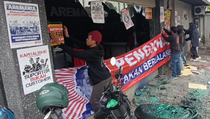 UNJUK RASA KASUS TRAGEDI KANJURUHAN Pengunjuk rasa yang tergabung dalam Arek Malang Bersikap membentangkan spanduk saat berunjuk rasa di depan Kantor Tim Arema FC, Jalan Mayjen Panjaitan, Malang, Jawa Timur, Minggu (29/1/2023). Mereka menuntut manajemen Tim Arema FC agar bertanggung jawab secara moral atas tragedi Kanjuruhan dengan mundur dari kompetisi BRI Liga 1. ANTARA FOTO/Unggul Prabowo/abs/tom.