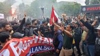 Pengunjuk rasa yang tergabung dalam Arek Malang Bersikap membentangkan spanduk saat berunjuk rasa di depan Kantor Tim Arema FC, Jalan Mayjen Panjaitan, Malang, Jawa Timur, Minggu (29/1/2023).