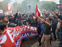 Aksi Tragedi Kanjuruhan di Kantor Arema FC Berakhir Ricuh