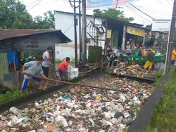Bikin Warga Resah, Sampah Menggunung di Irigasi Pangkabinanga Dibersihkan