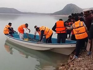 10 Bocah Tewas-9 Lainnya Hilang Usai Kapal Tur Terbalik di Pakistan