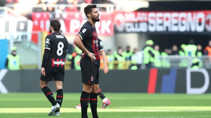 MILAN, ITALY - JANUARY 29: Olivier Giroud of AC Milan reacts during the Serie A match between AC MIlan and US Sassuolo at Stadio Giuseppe Meazza on January 29, 2023 in Milan, Italy. (Photo by Marco Luzzani/Getty Images)