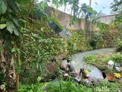 Warga Cibolang Sukabumi Protes Pembuangan Limbah ke Dekat Permukiman