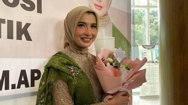 Arzeti Bilbina selesai jalani pendidikan S3 nya.