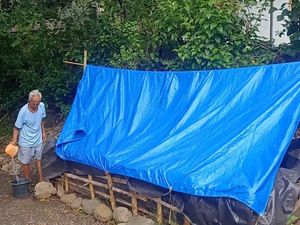 3 Bulan Krisis Air, Warga Penyaringan Buat Bak Darurat Tampung Air Hujan 3 Bulan Krisis Air, Warga Penyaringan Buat Bak Darurat Tampung Air Hujan