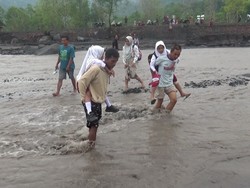 Jembatan Diterjang Banjir Lahar Semeru, Belasan Siswa Terpaksa Digendong Ortu