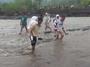 Dramatis! Ortu Gendong Anak Lintasi Lahar Semeru demi ke Sekolah Dramatis! Ortu Gendong Anak Lintasi Lahar Semeru demi ke Sekolah