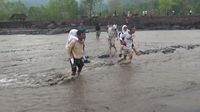 Ortu Gendong Anak Sekolah gegara Jembatan Diterjang Banjir Lahar Semeru