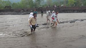 Ortu Gendong Anak Sekolah gegara Jembatan Diterjang Banjir Lahar Semeru