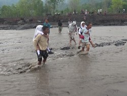 Siswa SD Digendong Ortu ke Sekolah Sebab Jembatan Diterjang Lahar Semeru