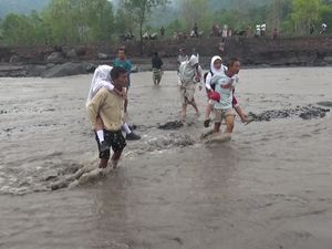Siswa SD Digendong Ortu ke Sekolah Sebab Jembatan Diterjang Lahar Semeru Siswa SD Digendong Ortu ke Sekolah Sebab Jembatan Diterjang Lahar Semeru