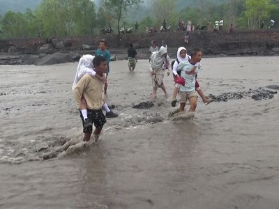 Ortu Gendong Anak Sekolah gegara Jembatan Diterjang Banjir Lahar Semeru