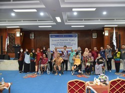 Pupuk Kaltim Salurkan Kaki Palsu-Sepatu CTEV ke Disabilitas di Bontang
