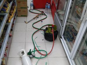 Jebol Plafon, Maling di Minimarket Bogor Gondol Mesin ATM