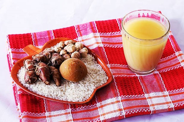 Beras kencur adalah jamu tradisional yang terbuat dari campuran beras putih, kencur, jahe, dan gula.