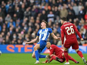 Fabinho Terjang Lawan dari Belakang, tapi Lolos dari Kartu Merah