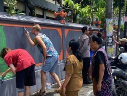 Bule ABG Bali Cat Ulang Tembok SD yang Diorat-oret