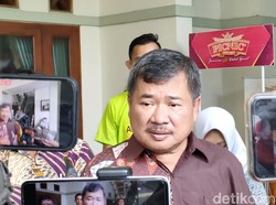 Jalan Butut Diprotes Warga, Bupati Garut: Sedang Diperbaiki