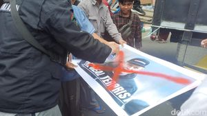 Penampakan Massa Coret Foto Paludan-Bendera Swedia di Demo Bela Al-Quran