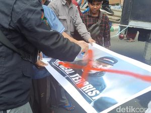 Penampakan Massa Coret Foto Paludan-Bendera Swedia di Demo Bela Al-Quran Penampakan Massa Coret Foto Paludan-Bendera Swedia di Demo Bela Al-Quran