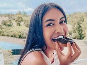 Denada Doyan Kulineran, Ini Momennya Makan Nasi Padang dan Donat