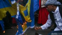 Detik-detik Bendera Swedia Dibakar Massa Aksi Bela Al-Quran