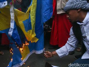 Detik-detik Bendera Swedia Dibakar Massa Aksi Bela Al-Quran