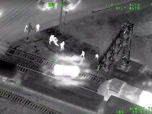 Detik-detik Pencuri Mobil Polisi di AS Nyaris Diseruduk Kereta