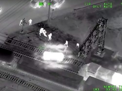 Detik-detik Pencuri Mobil Polisi di AS Nyaris Diseruduk Kereta