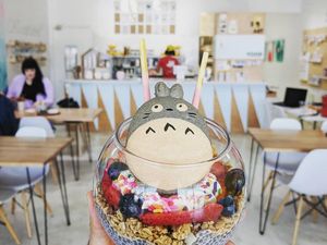 Di Kafe Ini Bisa Belajar Melukis Sambil Ngemil Kue Gaya Anime Jepang Di Kafe Ini Bisa Belajar Melukis Sambil Ngemil Kue Gaya Anime Jepang