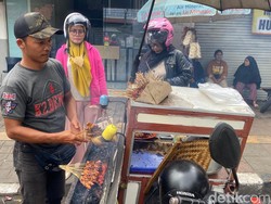 Viral Sate Ayam di Bandung, Terjual 2 Ribu Tusuk Sekali Mangkal
