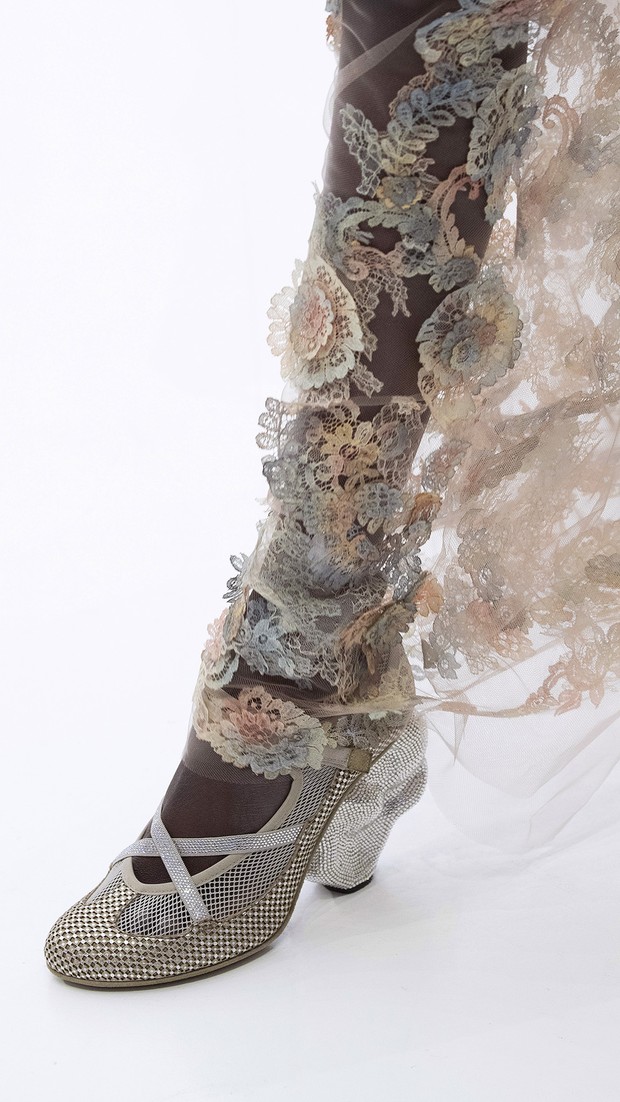 Detail bunga renda 3D pada gaun/