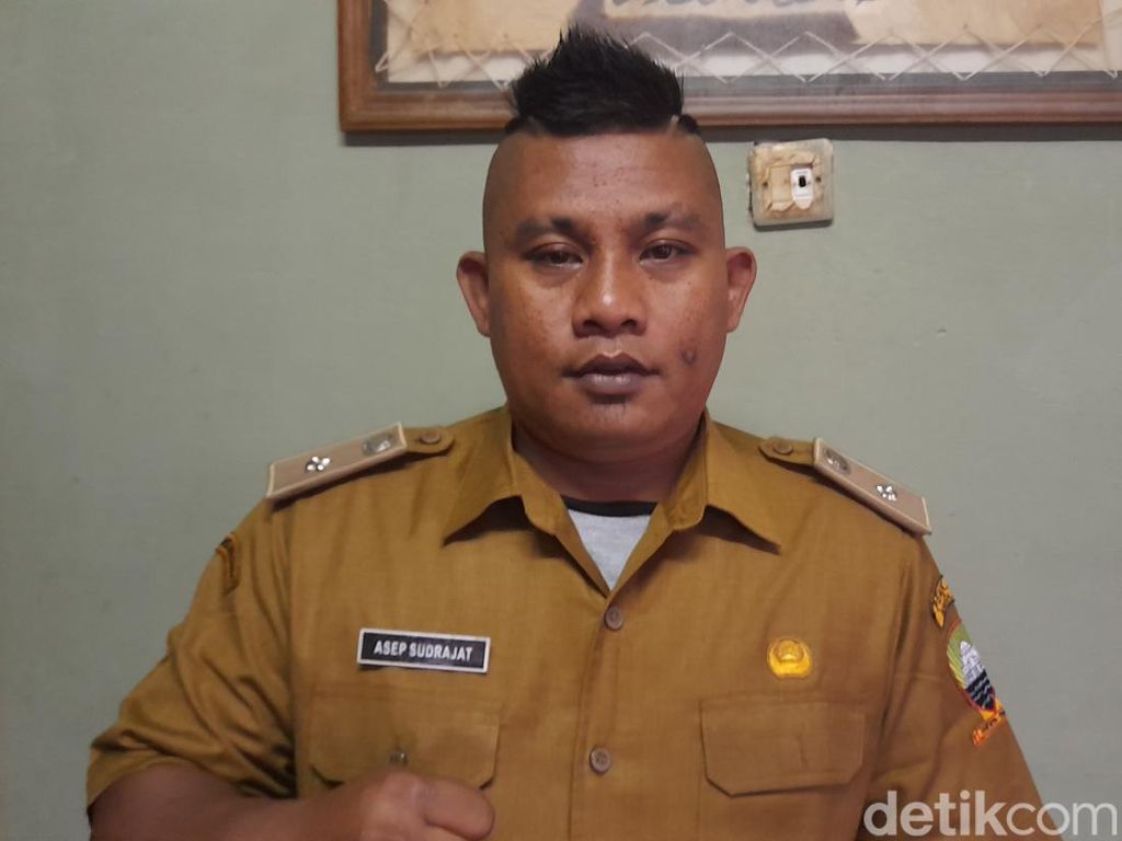 Sosok Asep, Kades Berambut Mohawk dari Cikaramas Sumedang Sosok Asep, Kades Berambut Mohawk dari Cikaramas Sumedang