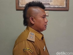 Gaya Nyentrik Kades di Sumedang: Rambut Mohawk!