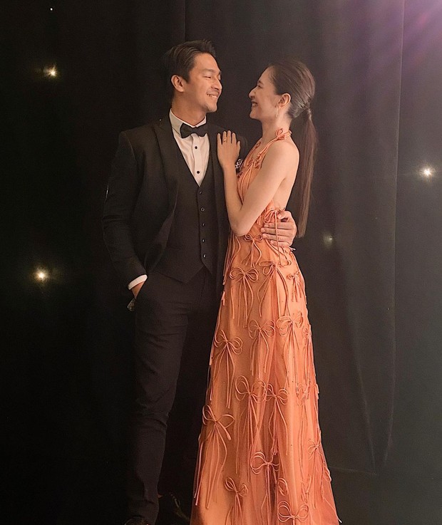 Gaya Mikha Tambayong dan Deva Mahendra. Foto: Instagram.com/miktambayong