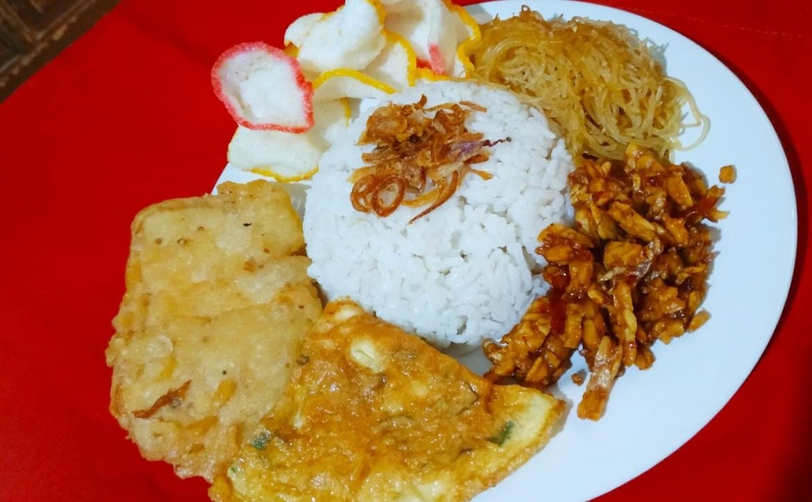 Gurih Mantap! 20 Nasi Uduk dengan Lauk Enak Ada di Sini