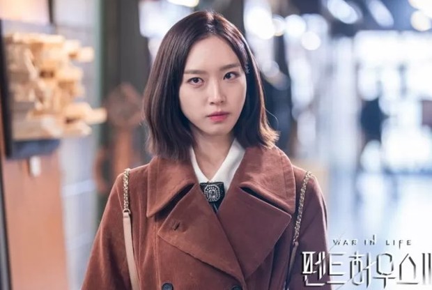 Han Ji Hyun di The Penthouse/Foto: koreaboo.com Han Ji Hyun di The Penthouse