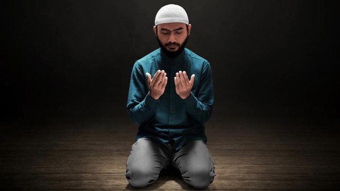 Muslim man praying in the mosque