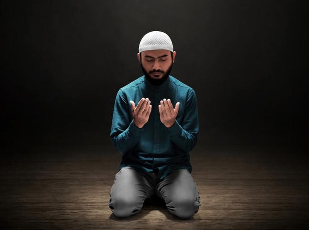 Keutamaan Mendoakan Sesama Muslim secara Diam-diam