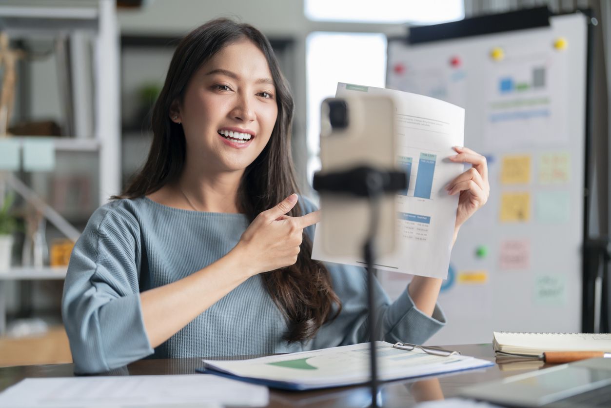 Virtual meeting dengan HP.