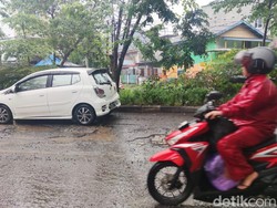 6 Fakta Jalan Hertasning-Aroepala Makassar Rusak Parah-Jadi Langanan Macet