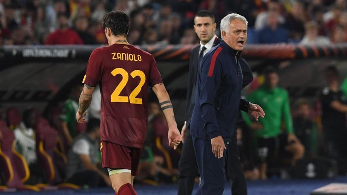 ROME, ITALY - OCTOBER 06: Jose Mourinho head coach of AS Roma greets Nicolò Zaniolo after receiving the red card during the UEFA Europa League group C match between AS Roma and Real Betis at Stadio Olimpico on October 06, 2022 in Rome, Italy. (Photo by Silvia Lore/Getty Images)