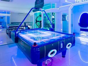 Asyik! Di Sini Bisa Main Games VR sambil Makan Rib Steak yang Juicy!