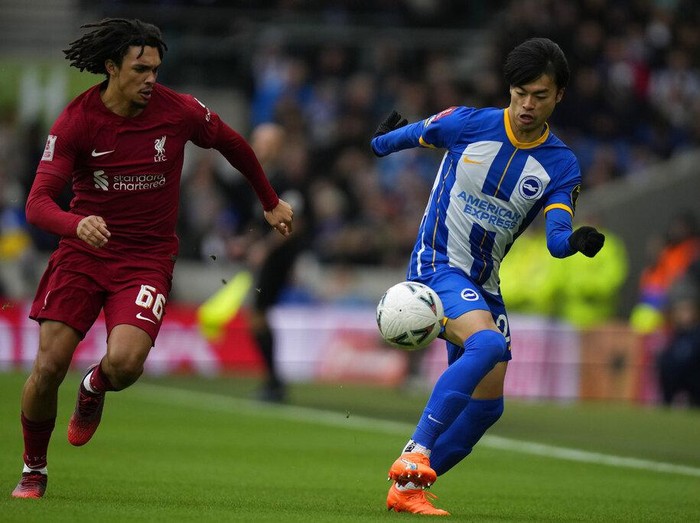 Brightons Kaoru Mitoma, right, is challenged by Liverpools Trent Alexander-Arnold during the FA Cup 4th round soccer match between Brighton and Hove Albion and Liverpool at the Falmer Stadium in Brighton, England, Sunday, Jan. 29, 2023. (AP Photo/Alastair Grant)