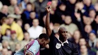 Kartu merah bulat ini memang rutin dipakai oleh wasit Uriah Rennie. Salah satunya adalah Darius Vasssel semasa membela Aston Villa. Foto: PA Images via Getty Images/Steve Mitchell - EMPICS
