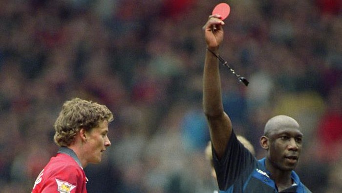 Kartu Merah Bulat, Ole Gunnar Solskjaer Manchester United's Ole Gunnar Solskjaer is sent off by referee Uriah Rennie after a tackle on Newcastle United's Robert Lee. (Photo by Adam Davy - PA Images via Getty Images)